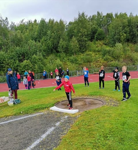 Flott friidrett i strålende vær